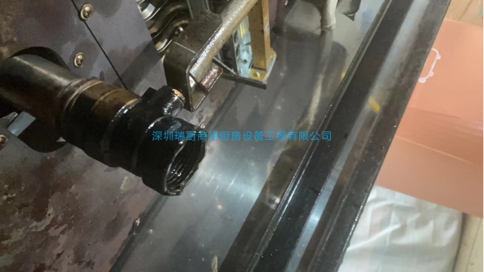 落地式燃?xì)庹t漏油可能的原因？如何解決？